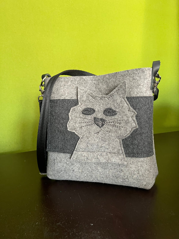 *CAT LADY Pocket CROSS BODY