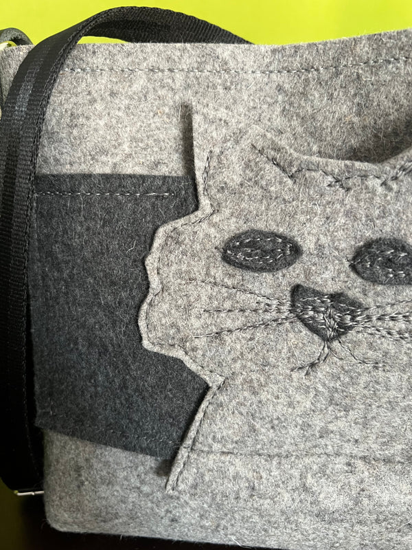 *CAT LADY Pocket CROSS BODY