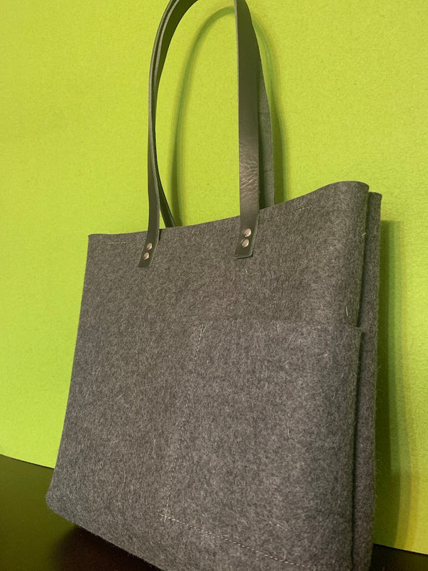 Side Pocket Medium: Felt Tote